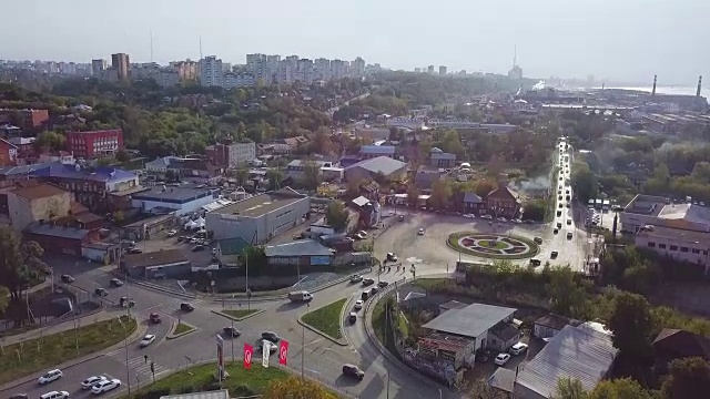 这个小镇的顶视图与道路上的交通。夹。高峰时段，城市白天的交通状况视频素材