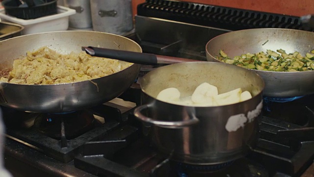 在炉子上准备食物的人视频素材