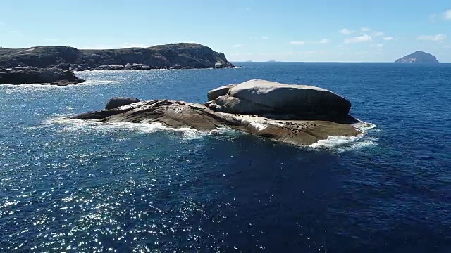 航拍海洋中的岩石和岛屿视频素材