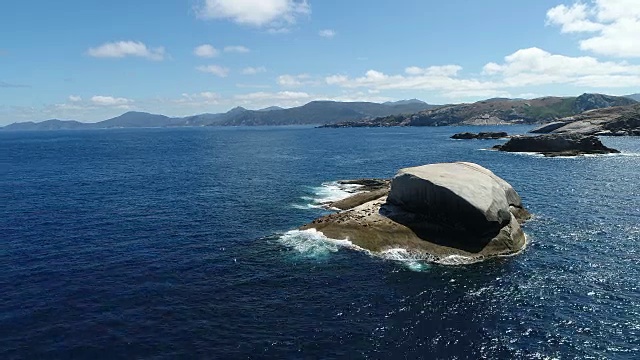 蓝色海洋的航拍，岩石上有海豹视频素材