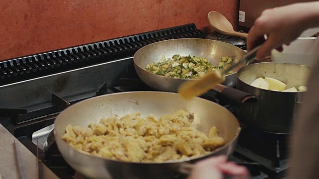 厨师在炉子上准备食物视频素材