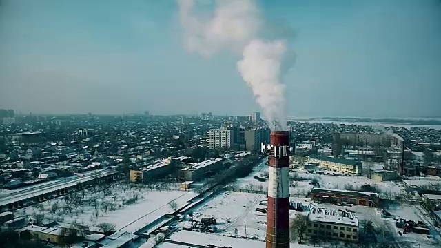 烟斗的顶部在城市上空冒着烟视频素材