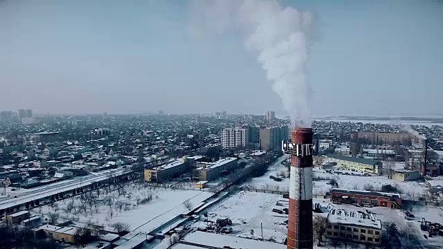 城市上空飘着烟斗的烟雾视频素材