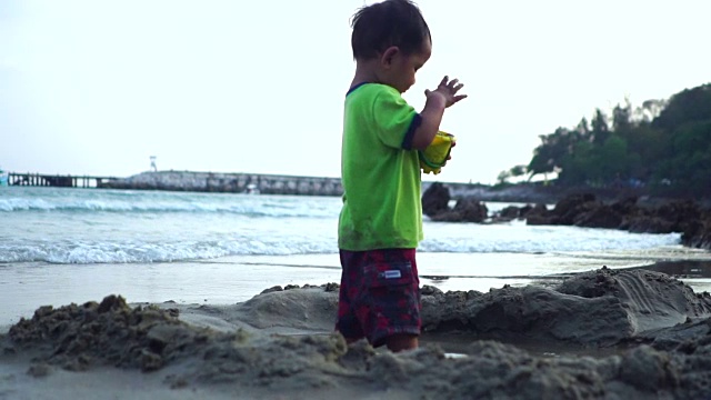 在海滩上玩耍的男孩视频素材