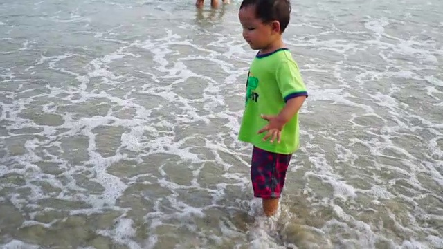 夏天，小女孩在海滩上玩耍视频素材