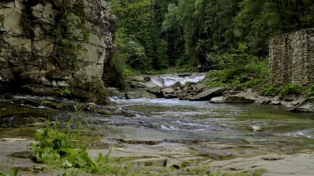 峡谷中的山间河流视频素材