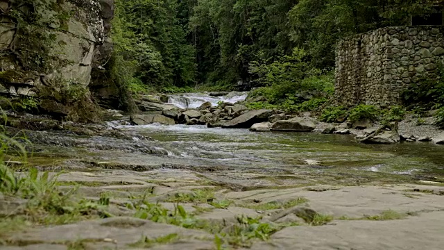 峡谷中的山间河流视频素材