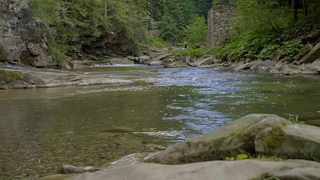 峡谷中的山间河流视频素材