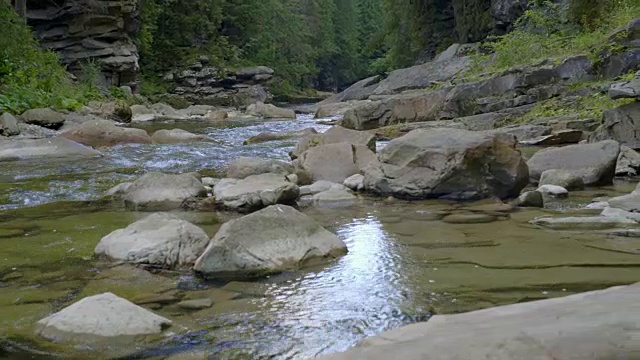 峡谷中的山间河流视频素材