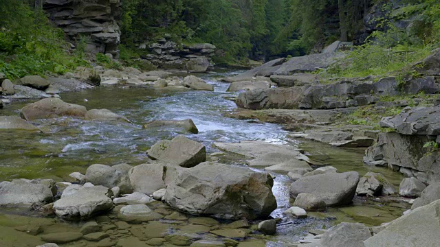 峡谷中的山间河流视频素材