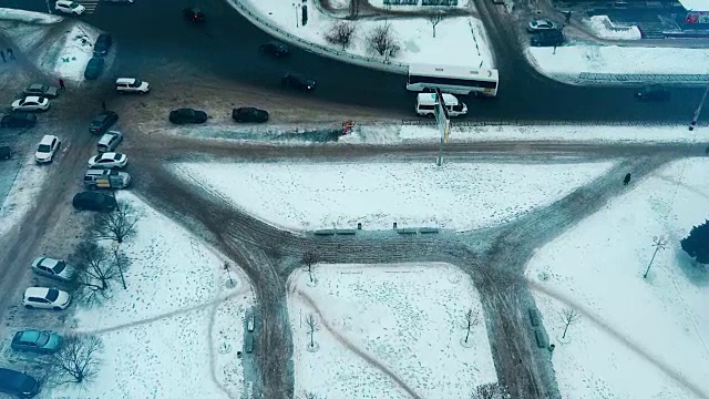 汽车沿着街道行驶视频素材