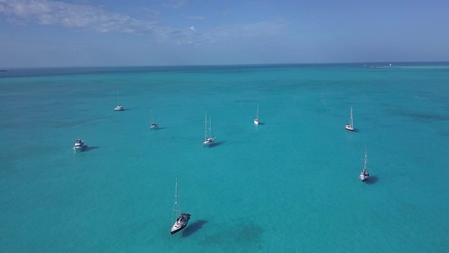 停泊在巴哈马埃克苏玛斯航海家的帆船视频素材