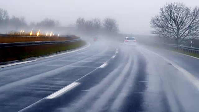 雨中在公路上开车视频素材