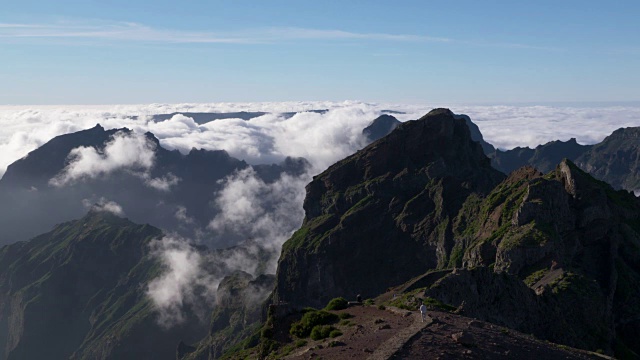 从Pico do ariiro(山)看云海和山脉。Pico do Arieiro，葡萄牙马德拉岛视频素材