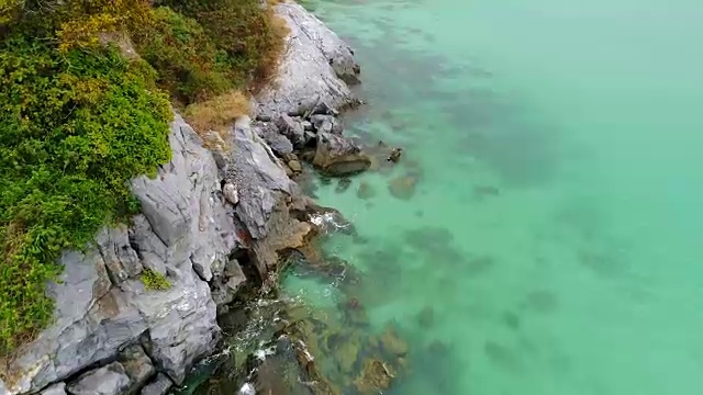 海滩与岩石美丽的岛屿在俯视图，摄影小车相机由无人机。视频素材