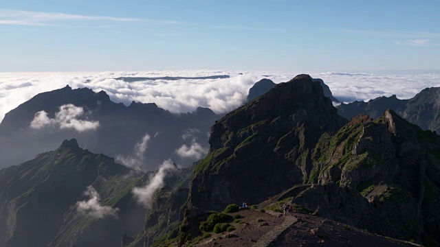 时间流逝。从Pico do ariiro(山)看云海和山脉。Pico do Arieiro，葡萄牙马德拉岛视频素材