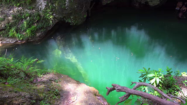 特立尼达，古巴:El Cubano自然保护区，清澈的水从Escambray山脉流动视频素材