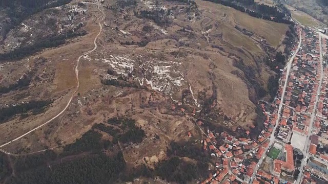 宽无人机射击飞行和显示山视频素材