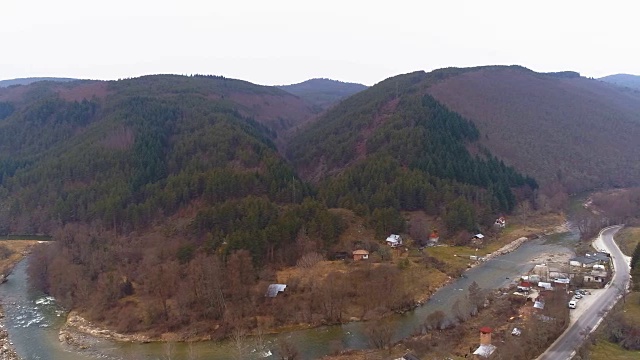 无人机飞行做侧面平移拍摄看山和河流视频素材