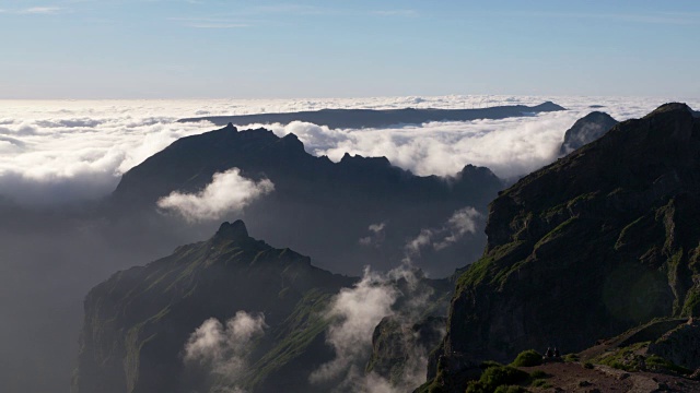 从Pico do ariiro(山)看云海和山脉。Pico do Arieiro，葡萄牙马德拉岛视频素材