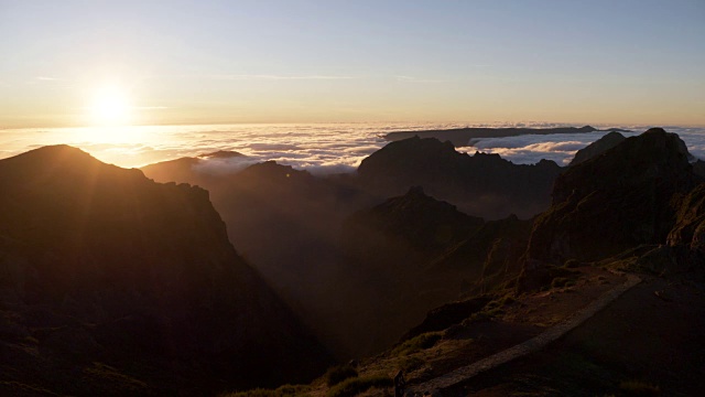 时间流逝。从Pico do ariiro(山)上看日落时的云海。Pico do Arieiro，葡萄牙马德拉岛视频素材