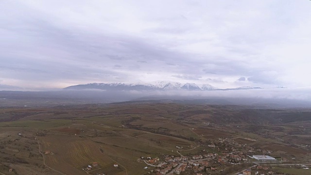 一架无人机飞向雪山的广角镜头视频素材