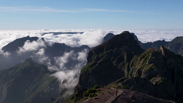 从Pico do ariiro(山)看云海和山脉。Pico do Arieiro，葡萄牙马德拉岛视频素材