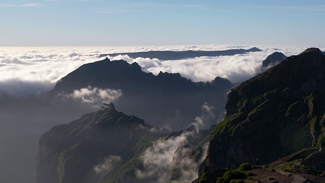 从Pico do ariiro(山)看云海和山脉。Pico do Arieiro，葡萄牙马德拉岛视频素材