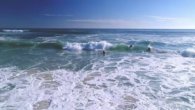 在海洋中冲浪视频素材