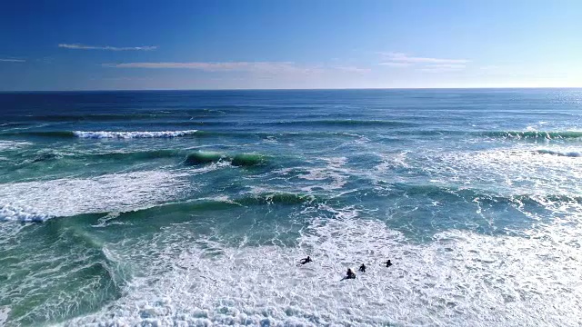 冲浪者在海上冲浪视频素材