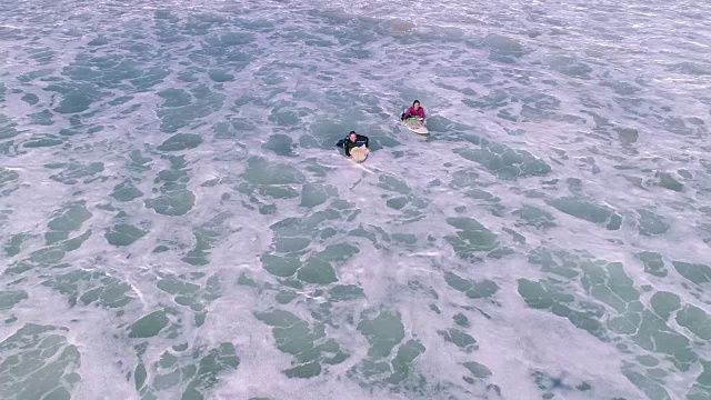 在海洋中冲浪视频素材