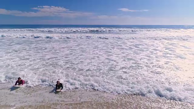 冲浪女孩冲浪视频素材