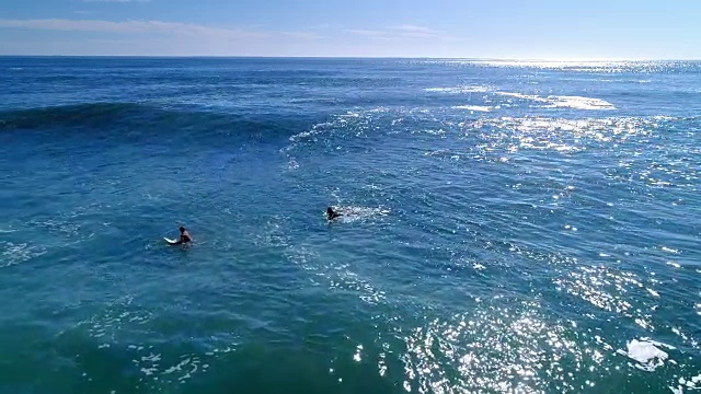 在海洋中冲浪视频素材