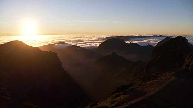 从Pico do ariiro(山)上看日落时的云海。Pico do Arieiro，葡萄牙马德拉岛视频素材