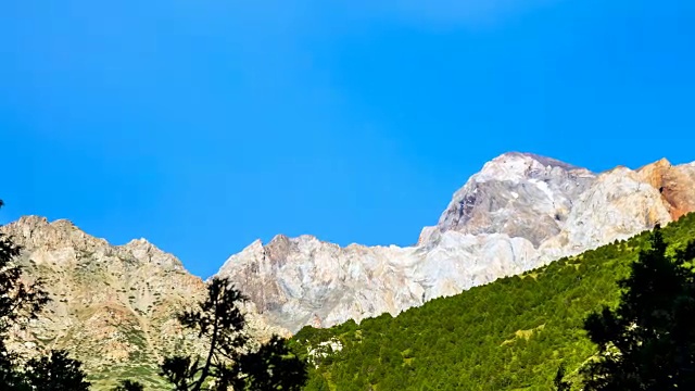 4 k间隔拍摄。夏天天山山顶上的云的运动视频素材