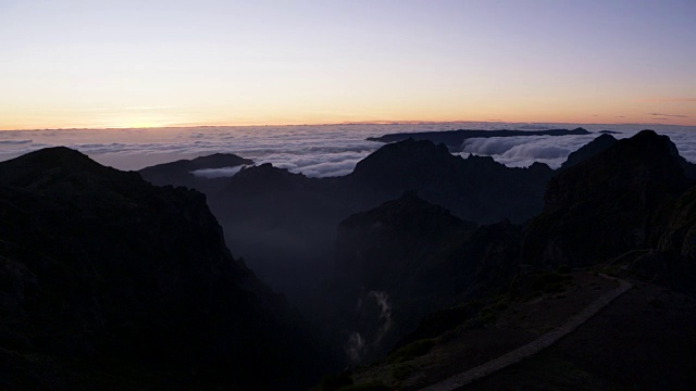 时间流逝。从Pico do ariiro(山)上看日落时的云海。Pico do Arieiro，葡萄牙马德拉岛视频素材