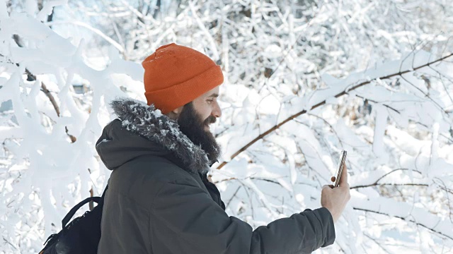 一个男人在冬日下雪天打电话视频素材