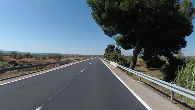 骑摩托车的人在美丽的风景沙漠风景和空旷的道路在西班牙。第一人称视角视频素材