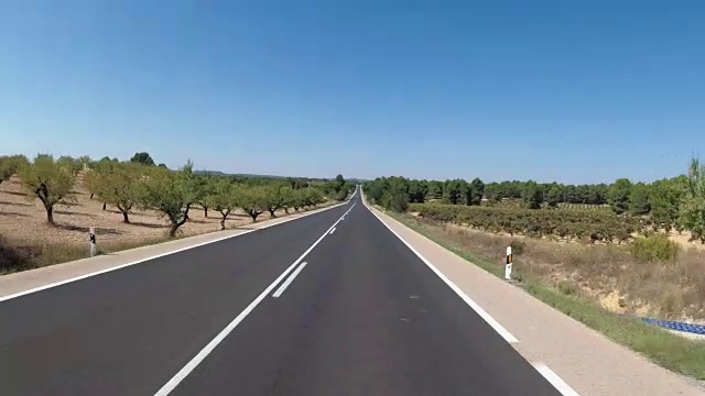 骑摩托车的人在美丽的风景沙漠风景和空旷的道路在西班牙。第一人称视角视频素材