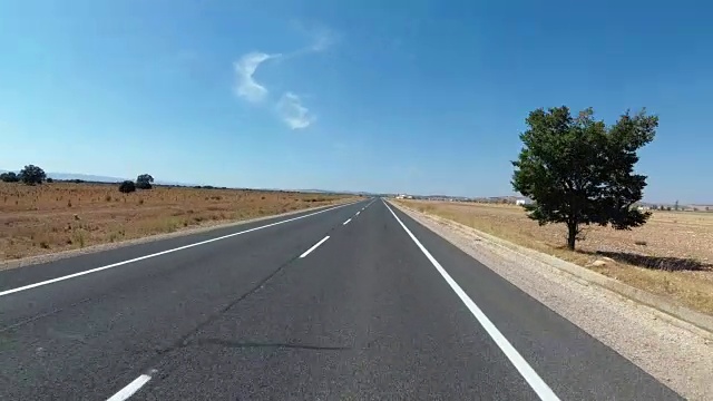 骑摩托车的人在美丽的风景沙漠风景和空旷的道路在西班牙。第一人称视角视频素材