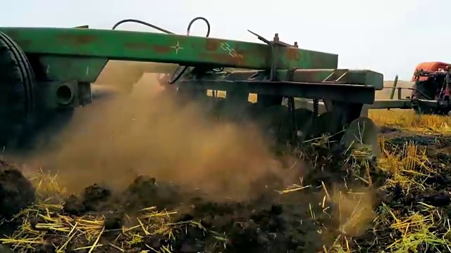 机械犁在拖拉机后面移动，犁地视频素材