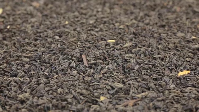 旋转整个干红茶叶的背景。特写镜头视频素材