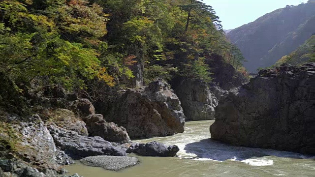 用平底锅拍摄日本日光枥木龙yo峡谷视频素材