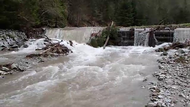 小型水大坝视频素材