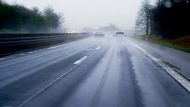 雨中在公路上开车视频素材