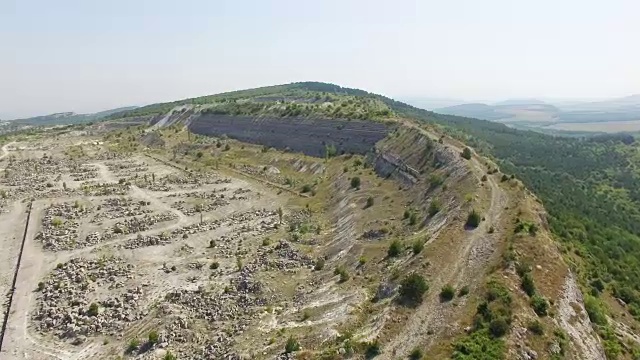 天线:山上废弃的旧采石场视频素材