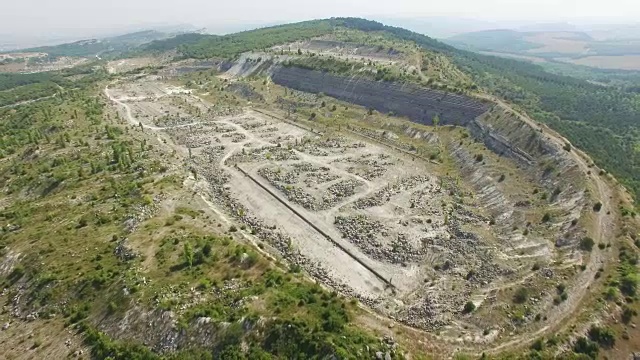 天线:山上废弃的旧采石场视频素材