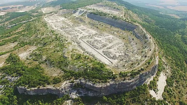 天线:山上废弃的旧采石场视频素材