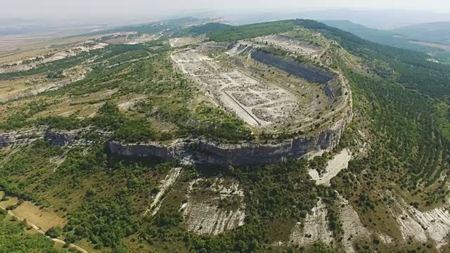 天线:山上废弃的旧采石场视频素材