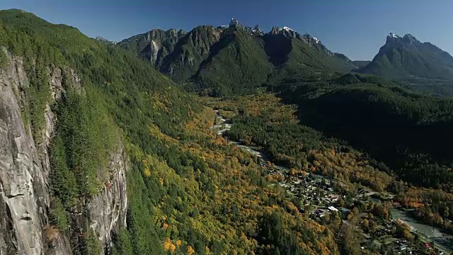 五彩缤纷的秋季高空太平洋西北乡村山城视频素材